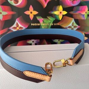 Louis Vuitton Bandoulière Shoulder Strap in Bleu Glacier Calfskin . 30 inches.